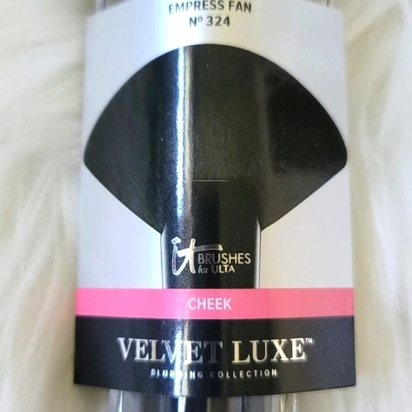it cosmetics Velvet Luxe Empress Fan Brush NEW - Picture 2 of 4